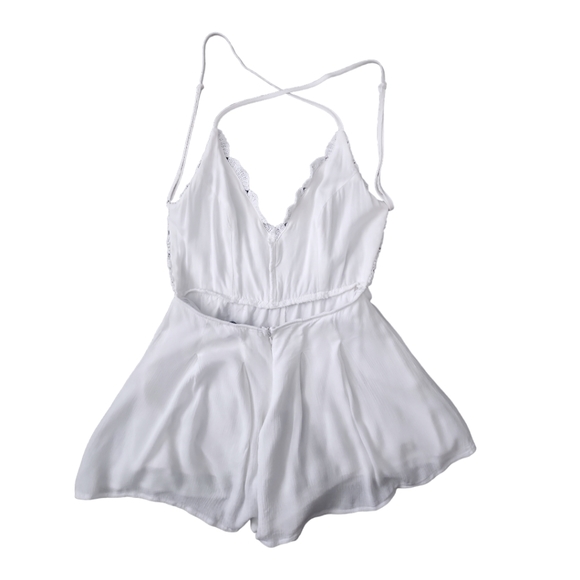 Lulu's white romper with lace criss-cross straps and pockets size s - Picture 5 of 6